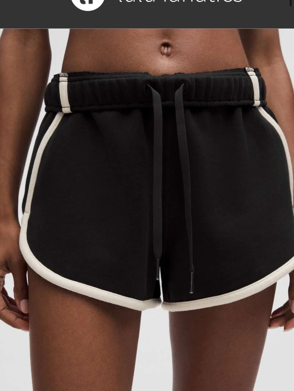 Lululemon Scuba Mid-Rise Oversized Short 3" *Trim size L - Picture 2 of 9